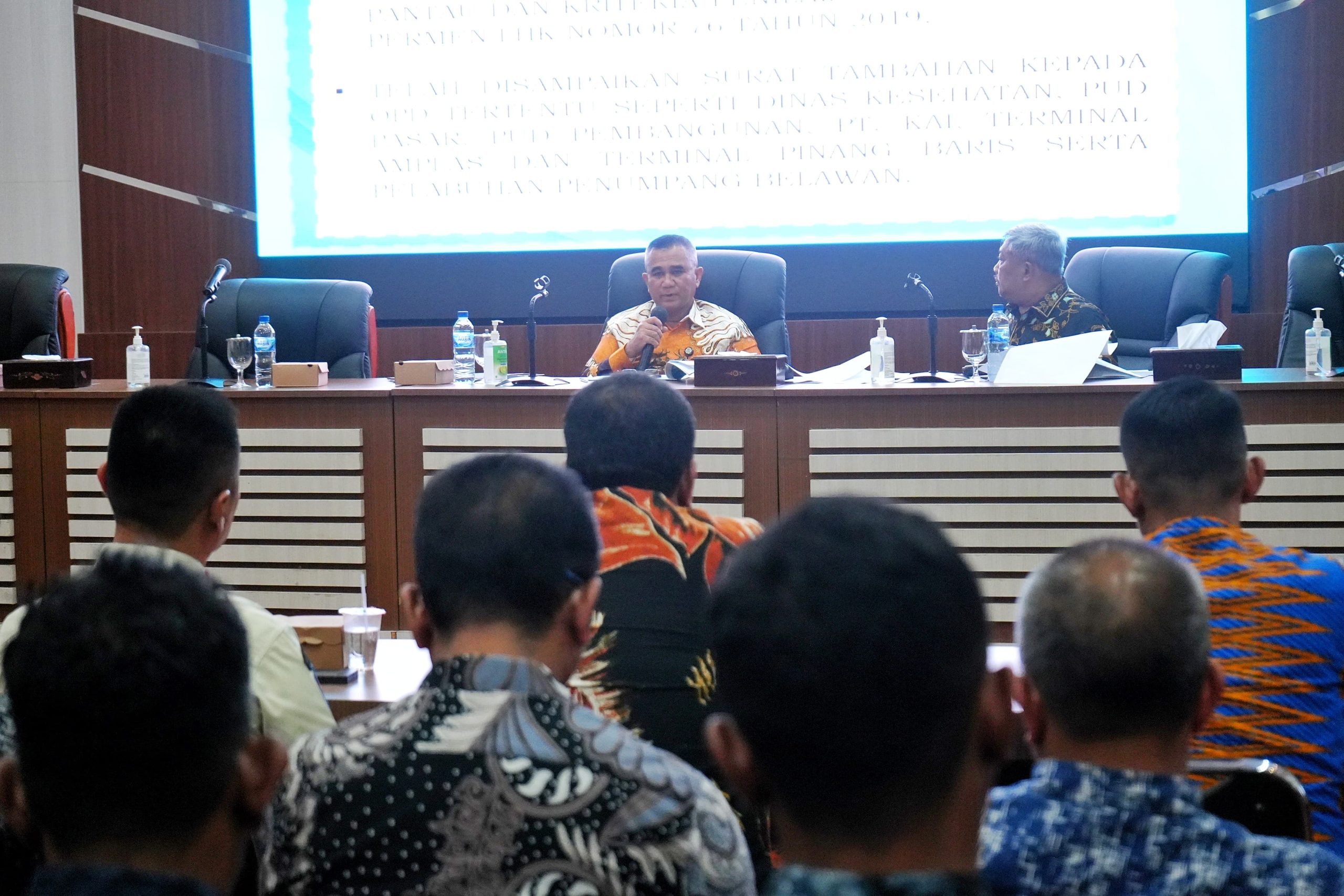 Asisten Pemerintahan Daerah dan Kesra Kota Medan M. Sofyan saat memimpin rapat persiapan Adipura Kota Medan. BP/erwan