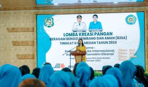 Ketua TP-PKK Kota Medan Kahyang Ayu saat menyampaikan pesan dan arahannya kepada peserta perlombaan. BP/ist