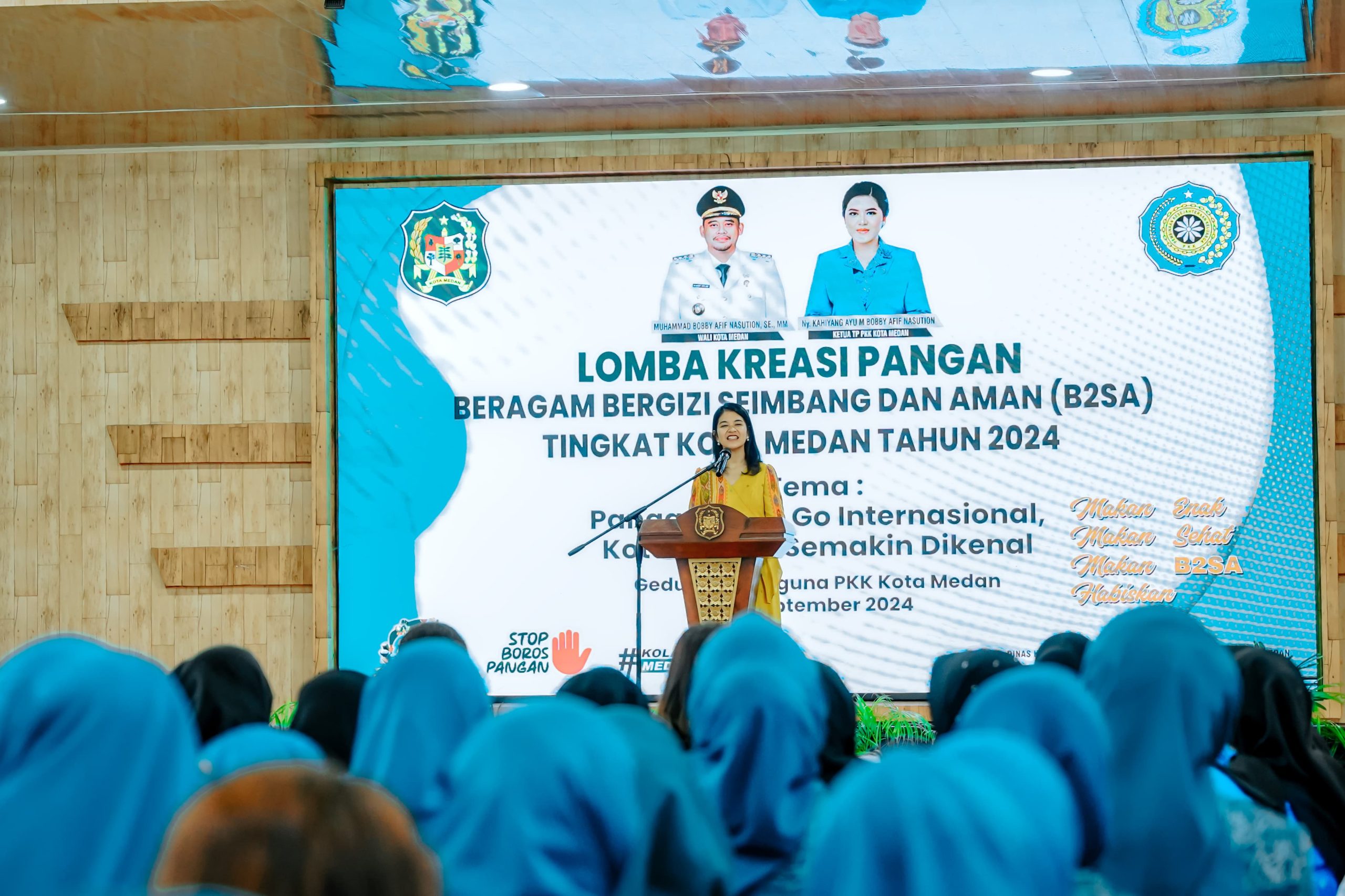 Ketua TP-PKK Kota Medan Kahyang Ayu saat menyampaikan pesan dan arahannya kepada peserta perlombaan. BP/ist