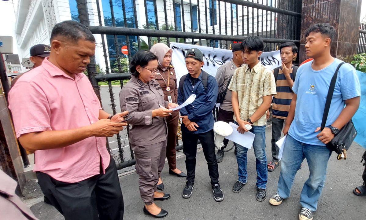 Massa Aksi Jaringan Intelijen Mahasiswa (JIM) mendatangi Kanto Kejasaan Tinggi Sumatera Utara