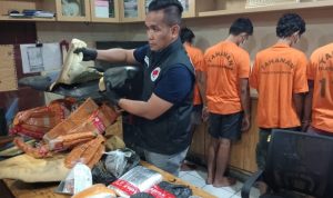 Pelaku dan barang bukti narkoba ketika diamankan petugas kepolisian.(Istimewa