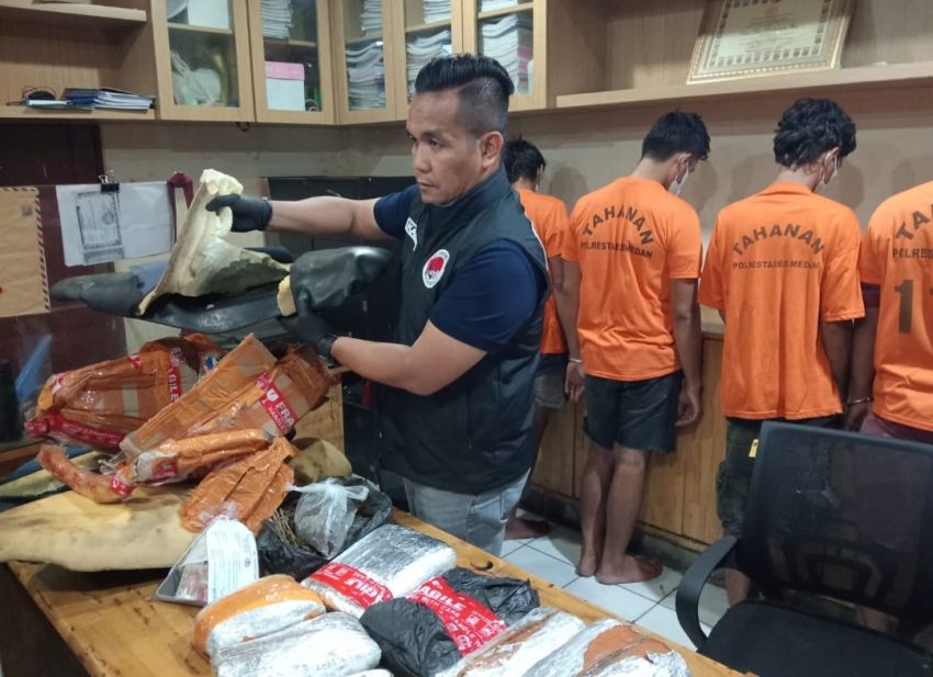 Pelaku dan barang bukti narkoba ketika diamankan petugas kepolisian.(Istimewa