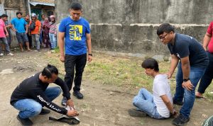 Kepolisian ketika mengamankan pelaku.(Istimewa)