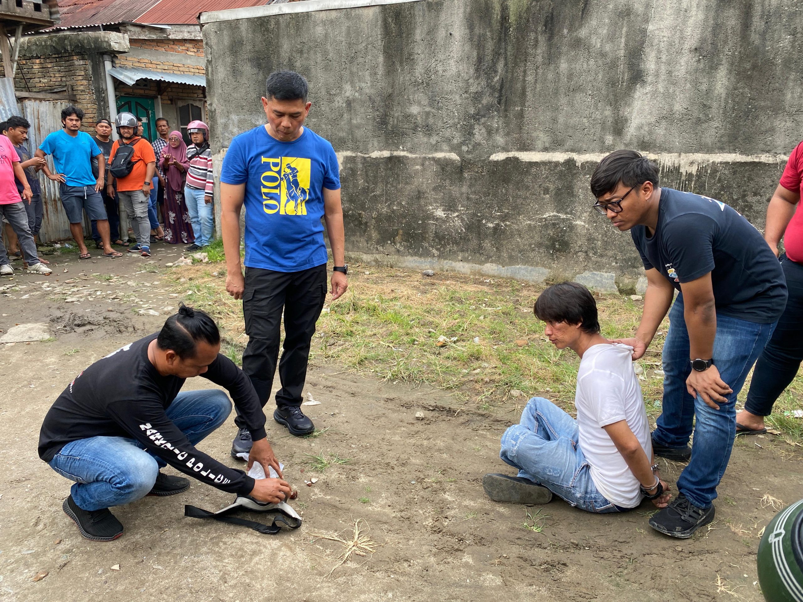Kepolisian ketika mengamankan pelaku.(Istimewa)