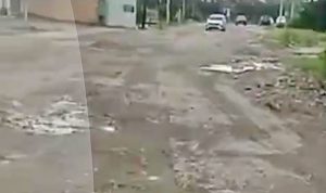 KondisiI jalan rusak parah di Jalan Ayahanda menuju Jalan Singkarak Medan.