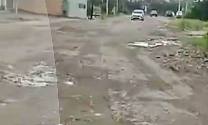 KondisiI jalan rusak parah di Jalan Ayahanda menuju Jalan Singkarak Medan.