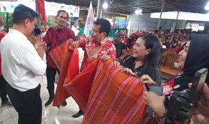 Dewan Pembina Rumah Koalisi Djumongkas Hutagaol, Ketua Bapilda Rumah Koalisi Tetty Lusiana Hutagaol, Maringan Panjaitan, dan lainnya saat sedang 'mangulosi' Prof Dr Ridha Dharmajaya. (BP/RjP)