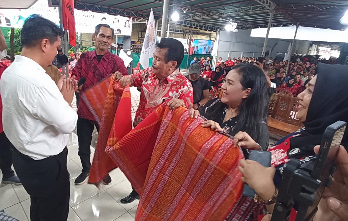 Dewan Pembina Rumah Koalisi Djumongkas Hutagaol, Ketua Bapilda Rumah Koalisi Tetty Lusiana Hutagaol, Maringan Panjaitan, dan lainnya saat sedang 'mangulosi' Prof Dr Ridha Dharmajaya. (BP/RjP)