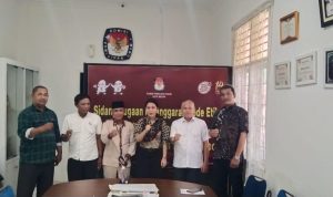 Ketua KPU Medan Muthia Atiqah (tengah) dan Komisioner KPU Medan Saut Haornas Sagala (kanan ujung) bersama Panitia