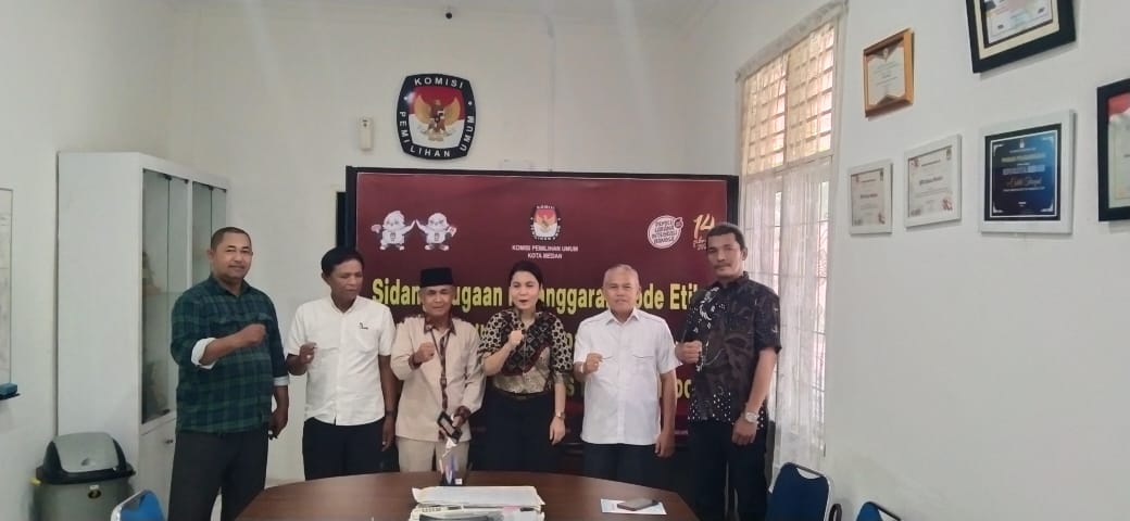 Ketua KPU Medan Muthia Atiqah (tengah) dan Komisioner KPU Medan Saut Haornas Sagala (kanan ujung) bersama Panitia