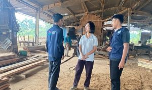 Mahasiswa KKN Internasional UINSU saat meninjau pabrik pengolahan kayu di Malaysia.