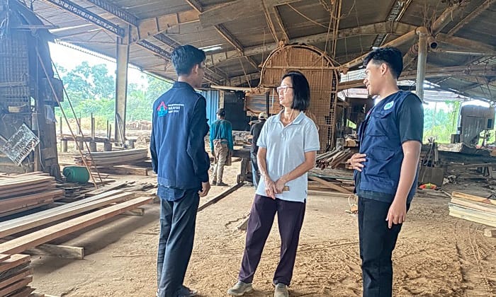 Mahasiswa KKN Internasional UINSU saat meninjau pabrik pengolahan kayu di Malaysia.