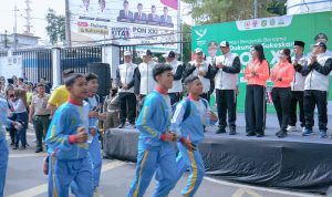 Wali Kota Medan Bobby Naaution saat menerima Api Pon XXI di Balai Kota Medan. BP/erwan