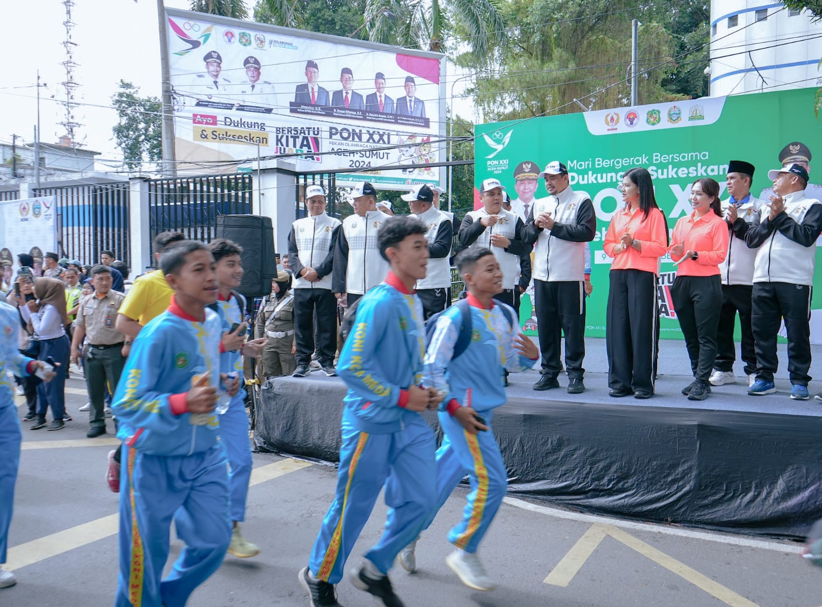 Wali Kota Medan Bobby Naaution saat menerima Api Pon XXI di Balai Kota Medan. BP/erwan