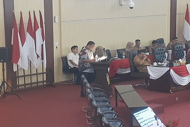 Fraksi Partai Gerindra saat menyampaikan pendapatnya saat paripurna perubahan Perda pengelolaan sanpah di Gedung Dewan. BP/erwan