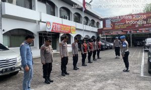 Petugas kepolisian ketika melakukan pengamanan di Kantor KPU Sumut.(Istimewa).