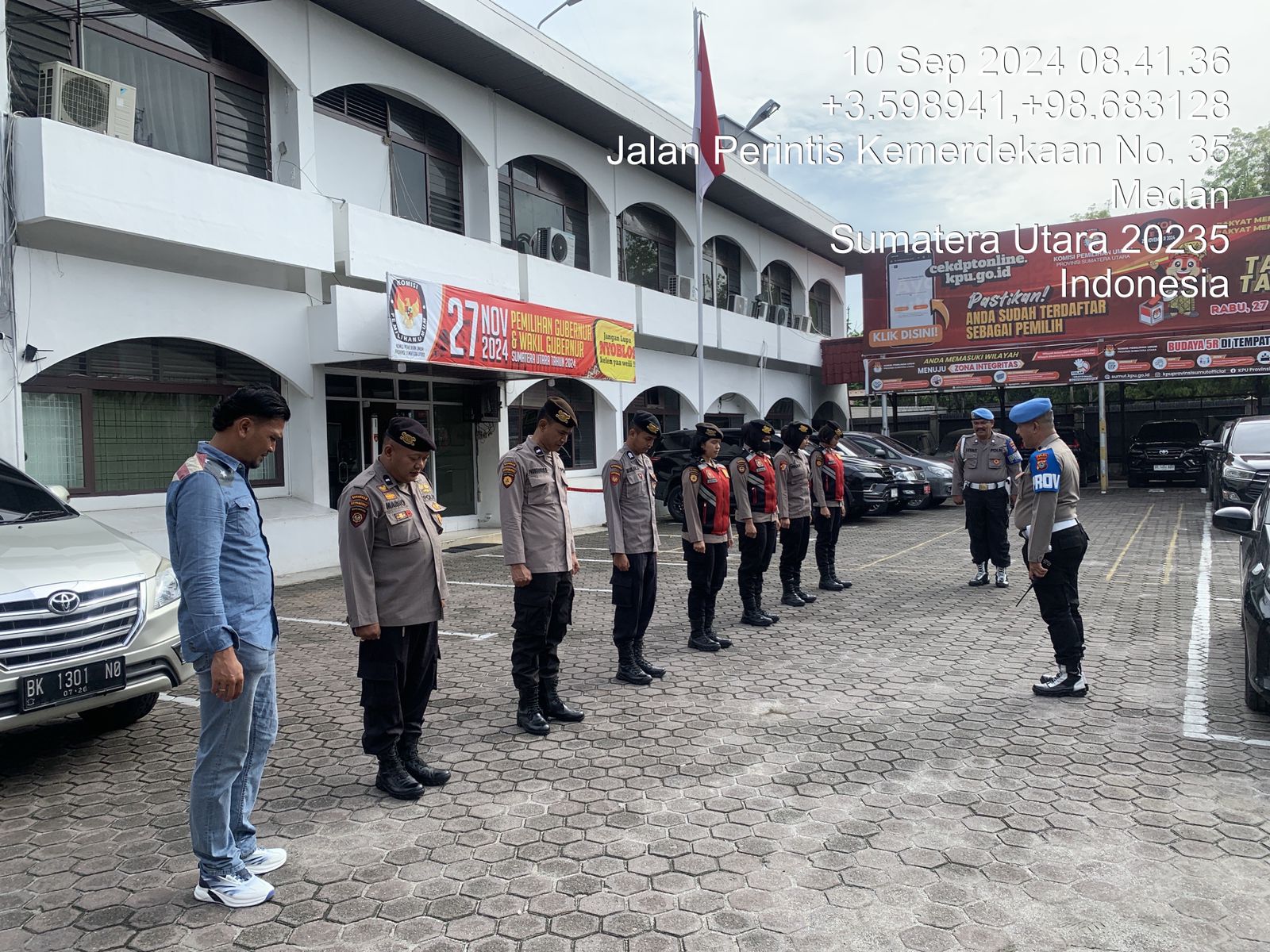 Petugas kepolisian ketika melakukan pengamanan di Kantor KPU Sumut.(Istimewa).