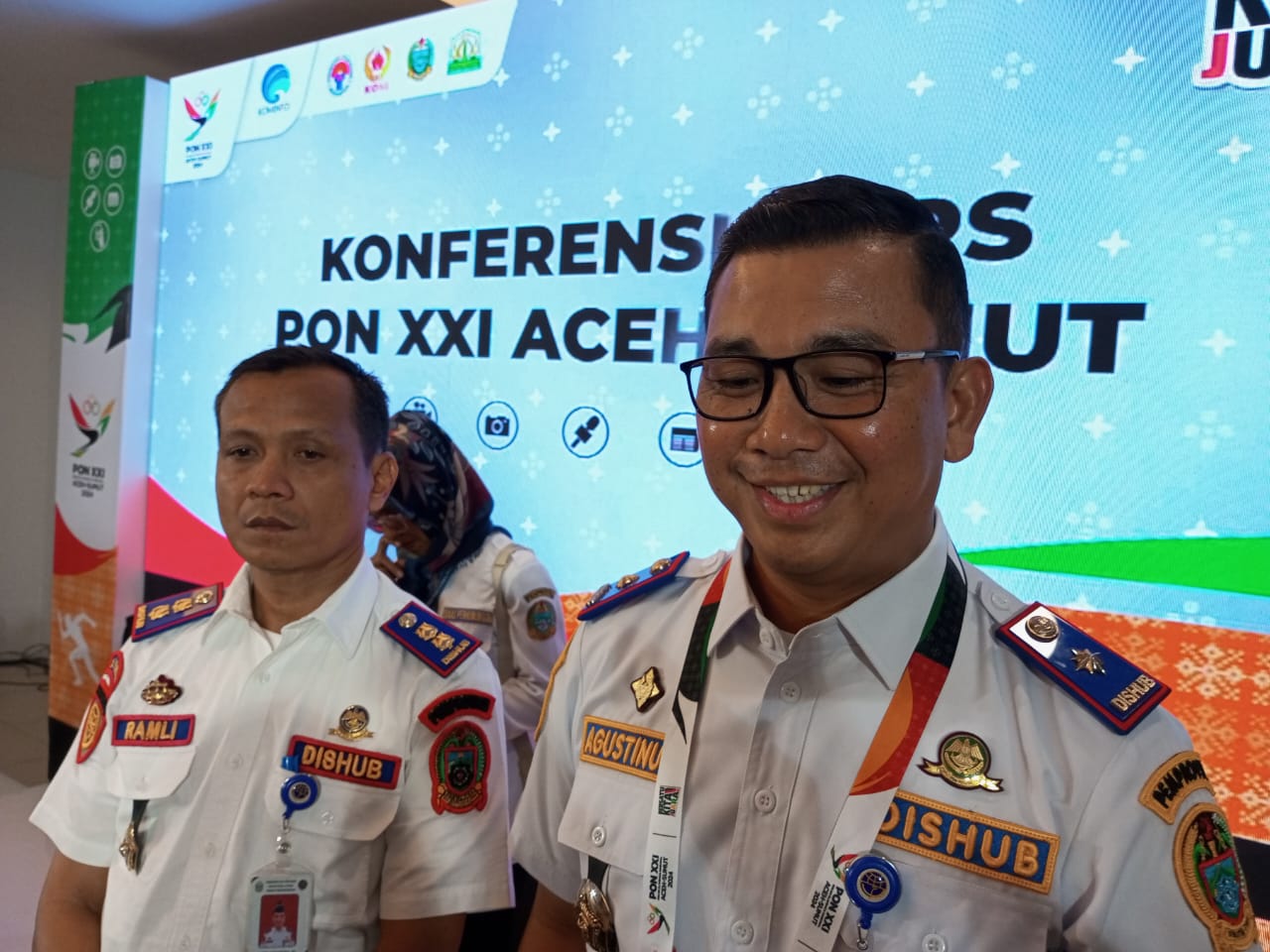 Kadis Perhubungan Sumut Agustinus Panjaitan didampingi Kabid Lalulintas Ramli ketika memberikan keterangan.(Istimewa)