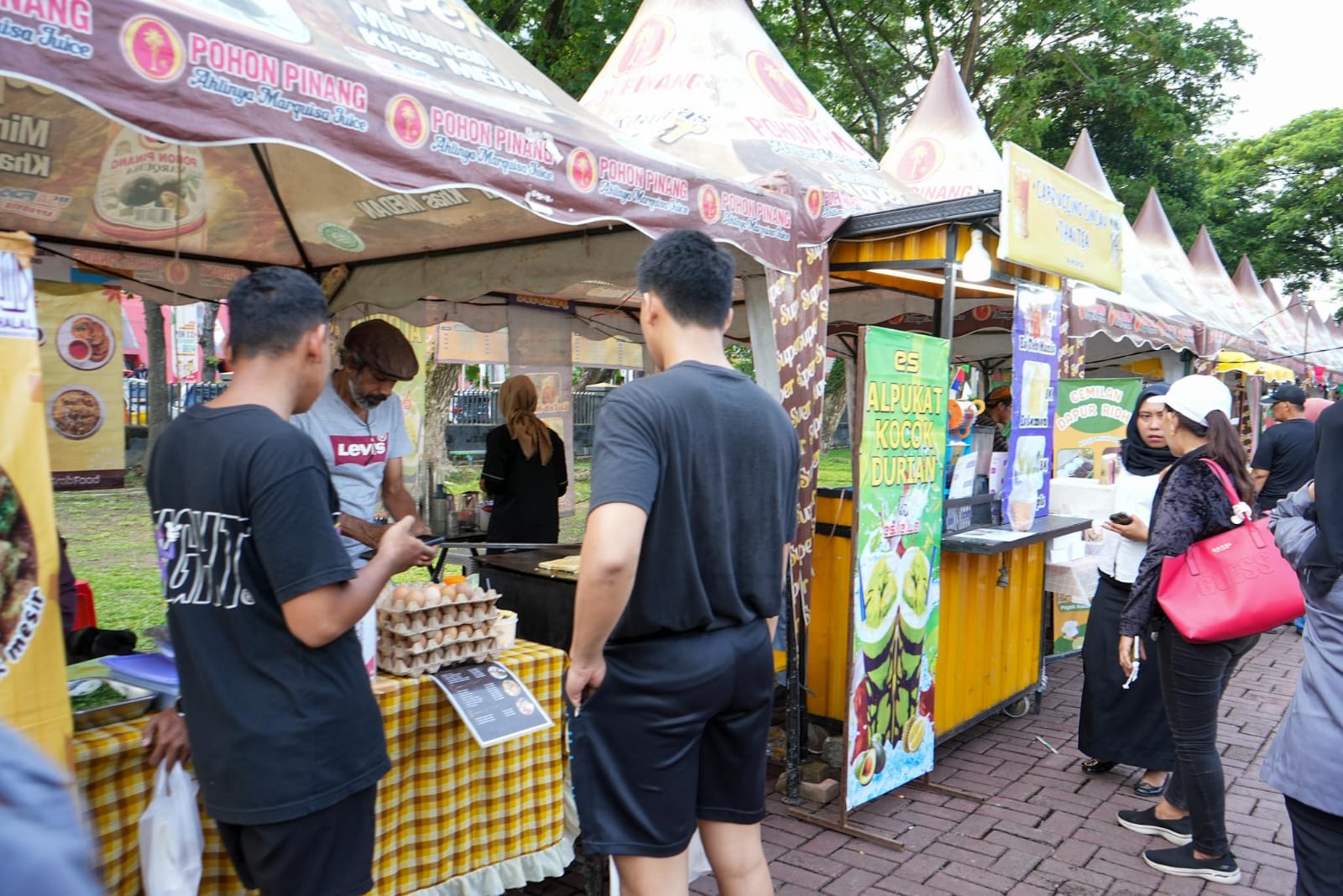 Stand UMKM Pesta Kuliner di Lapangan Benteng Medan. BP/erwan
