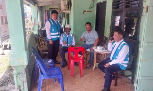 Kepala Cabang PAM Tirtanadi Belawan Kota Hafiz Hamonangan Batubara (ujung kanan) meninjau langsung ke lokasi di Kelurahan Sicanang Kecamatan Medan Belawan