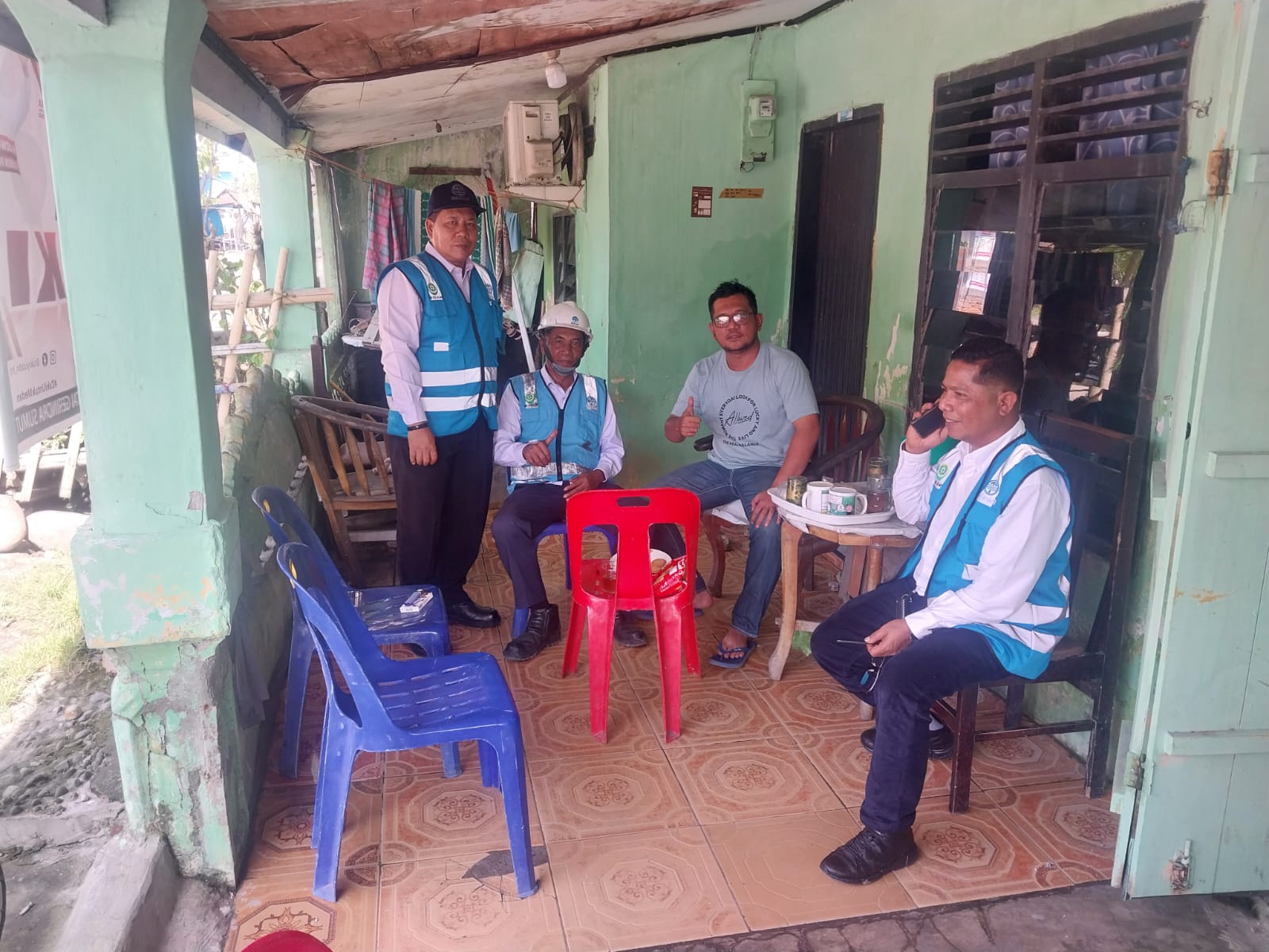 Kepala Cabang PAM Tirtanadi Belawan Kota Hafiz Hamonangan Batubara (ujung kanan) meninjau langsung ke lokasi di Kelurahan Sicanang Kecamatan Medan Belawan
