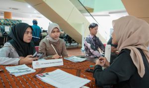 Salah seorang pencari kerja saat melakukan pemdaftaran di Jof Fair Mini 2024. BP/erwan