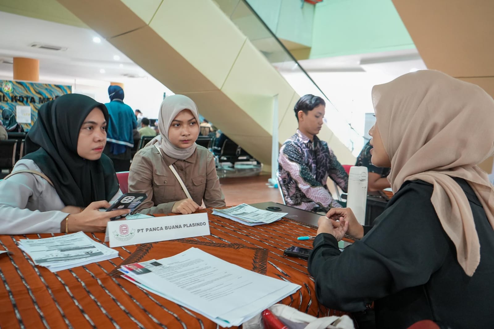 Salah seorang pencari kerja saat melakukan pemdaftaran di Jof Fair Mini 2024. BP/erwan