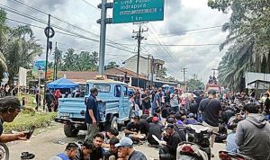Suasana saat terjadi pemblokiran akses menuju Tol Kisaran.