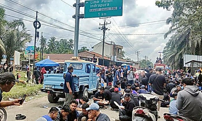 Suasana saat terjadi pemblokiran akses menuju Tol Kisaran.