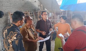 Paul Mei Anton dari Komisi IV DPRD Medan saat Sidak di Jalan Brigjen Hamid Kelurahan Titi Kuning, Kecamatan Medan Johor. BP/ist