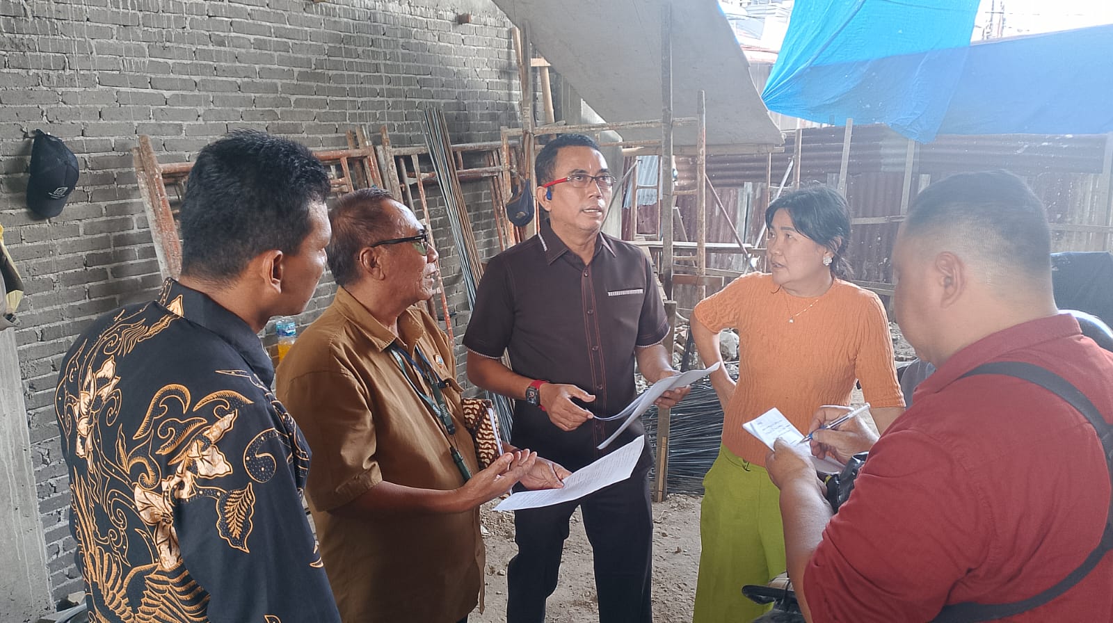 Paul Mei Anton dari Komisi IV DPRD Medan saat Sidak di Jalan Brigjen Hamid Kelurahan Titi Kuning, Kecamatan Medan Johor. BP/ist