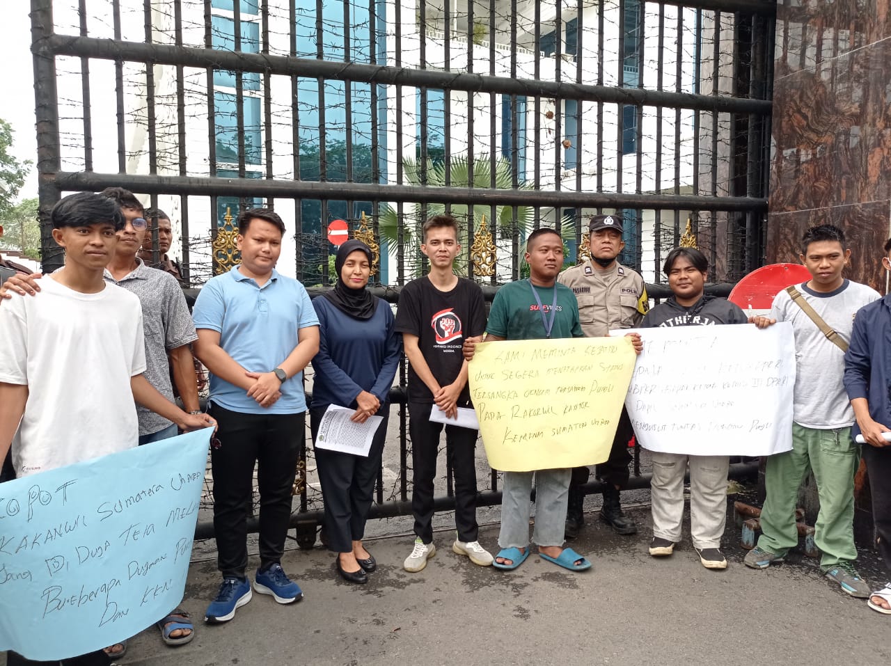 Foto masa aksi di depan kejatisu