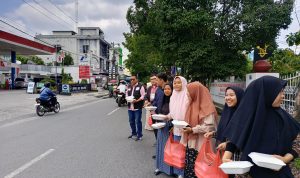 Anggota AMS dan aktivis PK IMM FIS UINSU saat terlibat dalam aksi sosial Jumat Berkah.