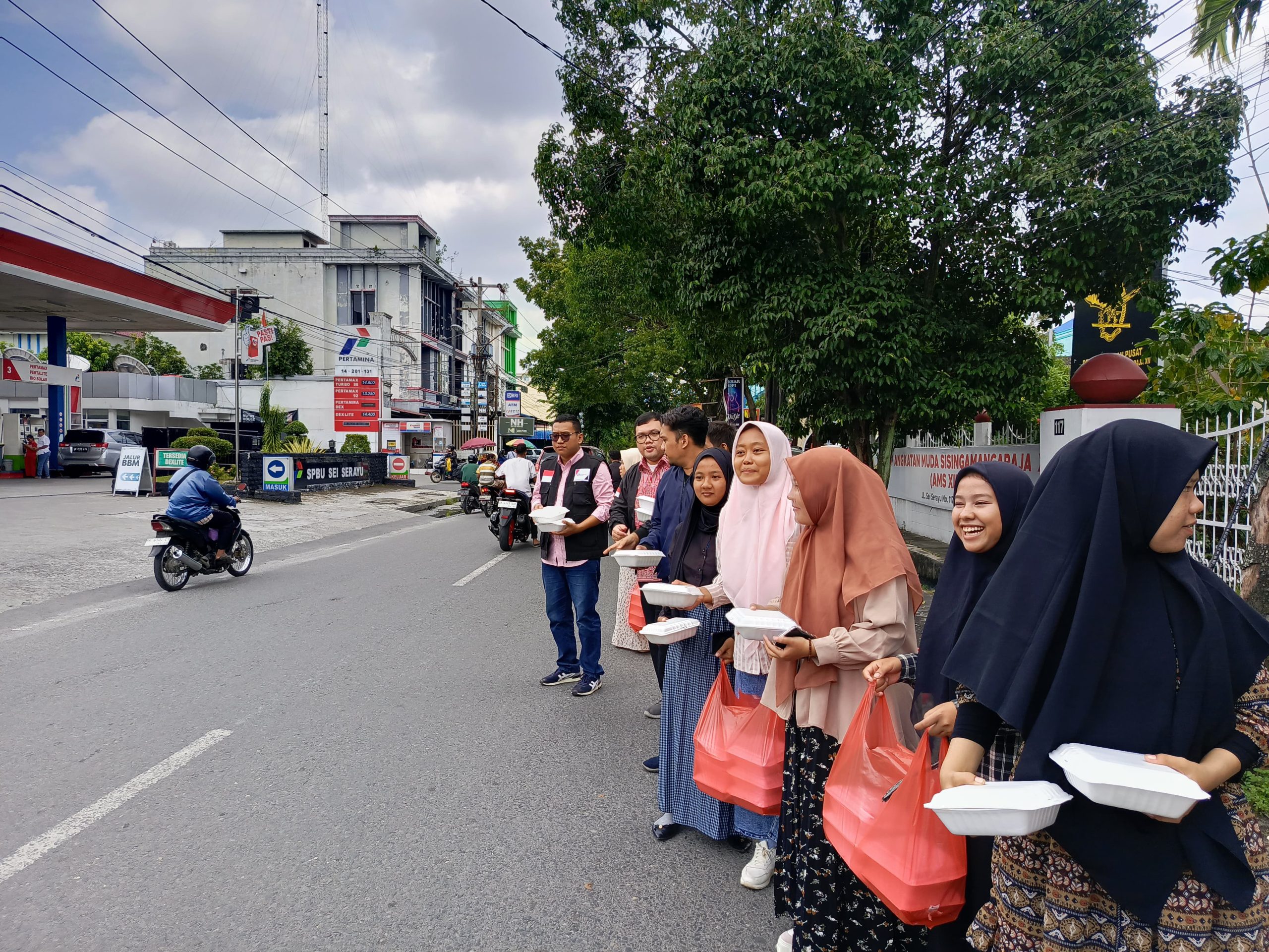 Anggota AMS dan aktivis PK IMM FIS UINSU saat terlibat dalam aksi sosial Jumat Berkah.