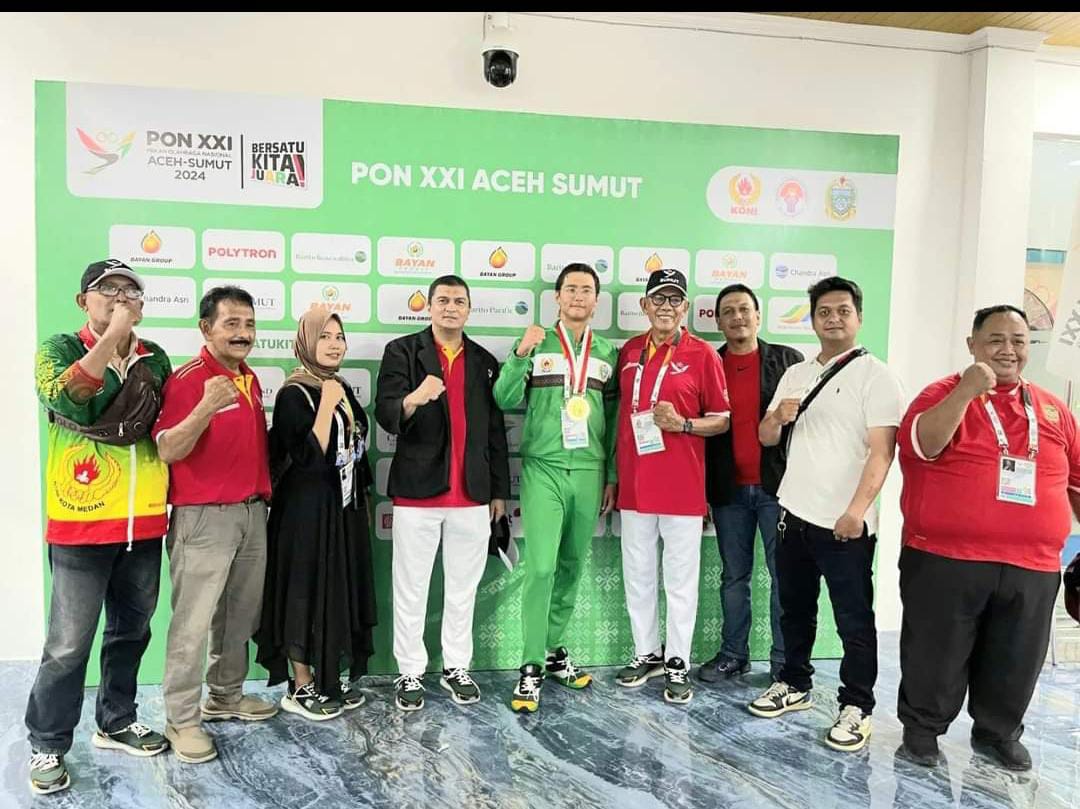 Foto bersama Ketua Cabor Aquatik Kabir Bedi bersama Atlit peraih Mendali Emas dan Official dan Pelatih