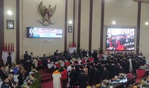 Pelantikan 50 Anggota DPRD Medan priode 2024-2029 di Gedung DPRD Medan, Selasa (17/9/2024). BP/erwan
