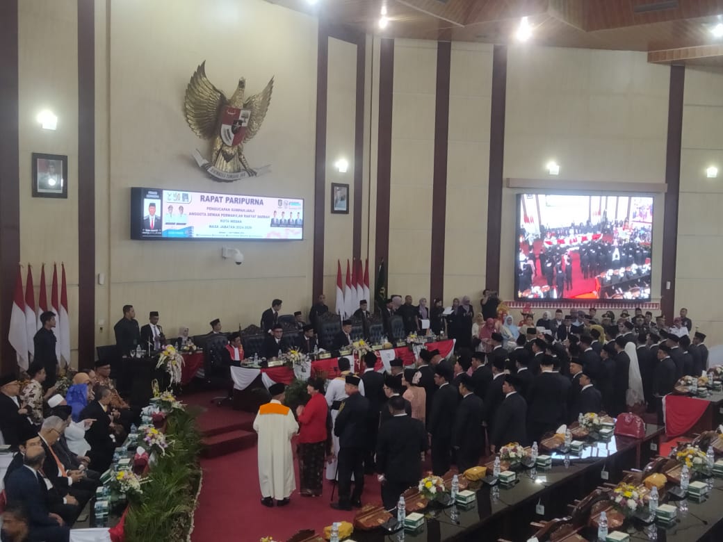 Pelantikan 50 Anggota DPRD Medan priode 2024-2029 di Gedung DPRD Medan, Selasa (17/9/2024). BP/erwan