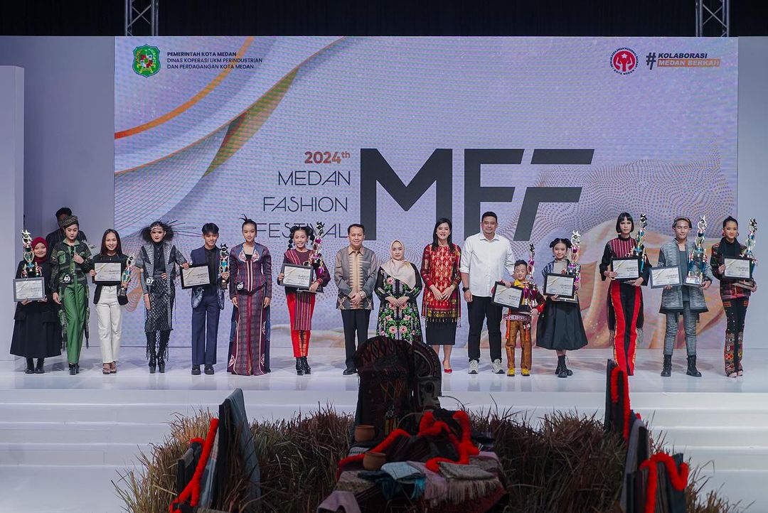 Wali Kota Medan Bobby Nasution foto bersama pada Pagelaran Medan Fashion Festival (MFF). BP/erwan