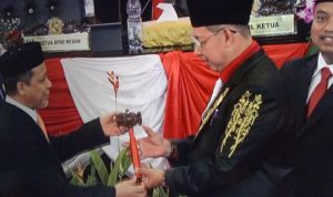 Ketua DPRD Kota Medan sementara Foto terima palu kepada Wong Chun Sen