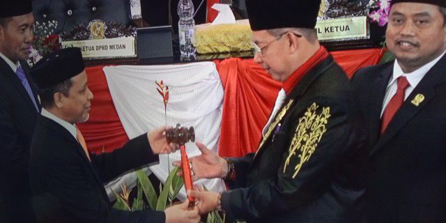 Ketua DPRD Kota Medan sementara Foto terima palu kepada Wong Chun Sen