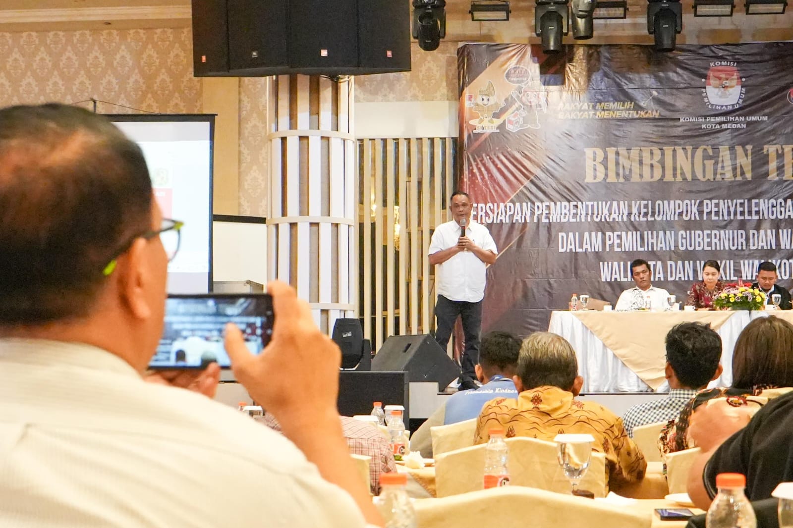 Kepala Kesbangpol Medan Andy Mario Siregar saat memberikan sambutan pada acara persiapan perekrutan KPPS. BP/ist
