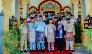 Wali Kota Medan Bobby Nasution foto bersama para Sultan di Istana Maimun Medan. BP/erwan