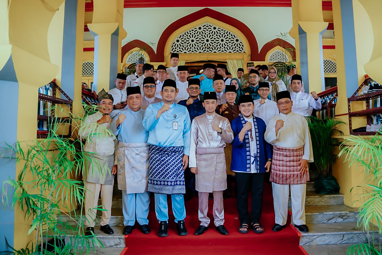 Wali Kota Medan Bobby Nasution foto bersama para Sultan di Istana Maimun Medan. BP/erwan