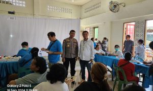Kordinator Lapangan SEPMa Tuahta Sinaga, S.Kom,SH sedang Menyaksikan pelayanan Pengobatan Bersama petugas Keamanan