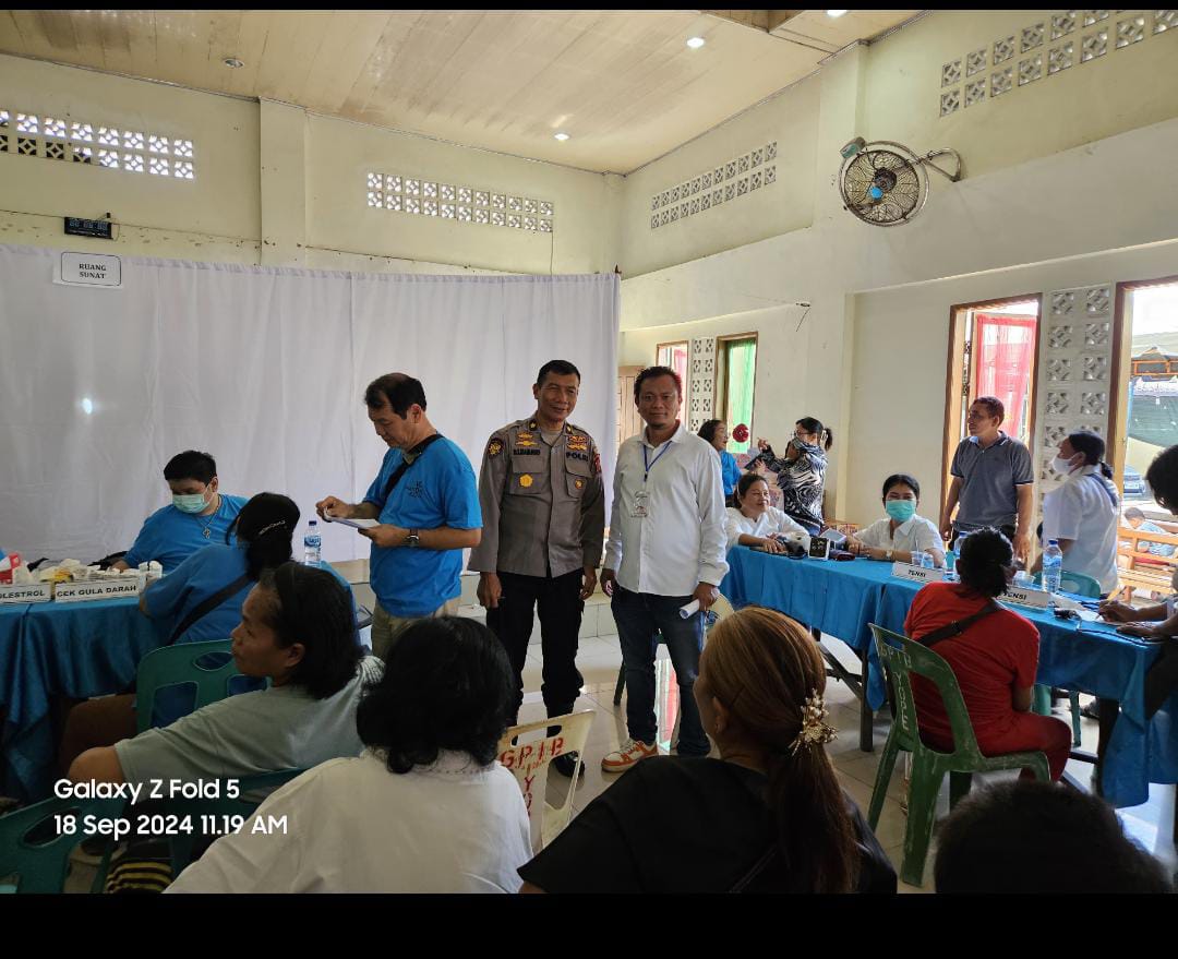 Kordinator Lapangan SEPMa Tuahta Sinaga, S.Kom,SH sedang Menyaksikan pelayanan Pengobatan Bersama petugas Keamanan