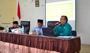 Dr H Impun Siregar, MA (tengah) saat membuka acara pelatihan didampingi Kepala Seksi Penyelenggaraan Zakat dan Wakaf Firdansyah Manaek Hasibuan (kanan)
