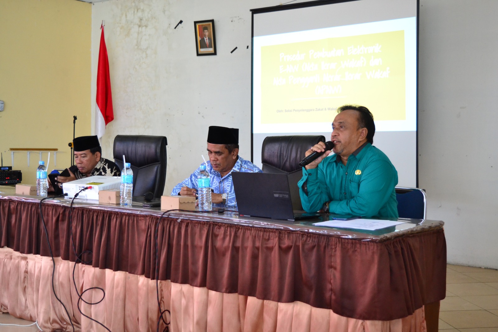 Dr H Impun Siregar, MA (tengah) saat membuka acara pelatihan didampingi Kepala Seksi Penyelenggaraan Zakat dan Wakaf Firdansyah Manaek Hasibuan (kanan)