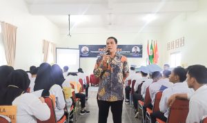 Dr. Yohny Anwar , SE,SH,MM, MH sedang memberikan Bimbingan kepada Peserta Mahasiswa Baru