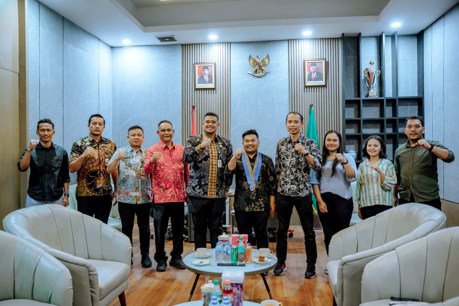 Wali Kota Medan Bobby Nasution foto bersama saat menerima pengurus GMKI Wilayah I Sunut- NAD di rumah Dinas Wali Kota, Kamis (19/9/2024). BP/erwan