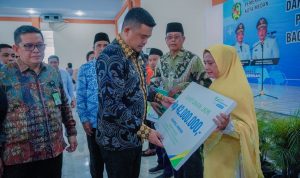 Wali Kota Medan Bobby Nasution saat menyerahkan bantuan bantuan dana DJPM kepada warga. BP/erwan